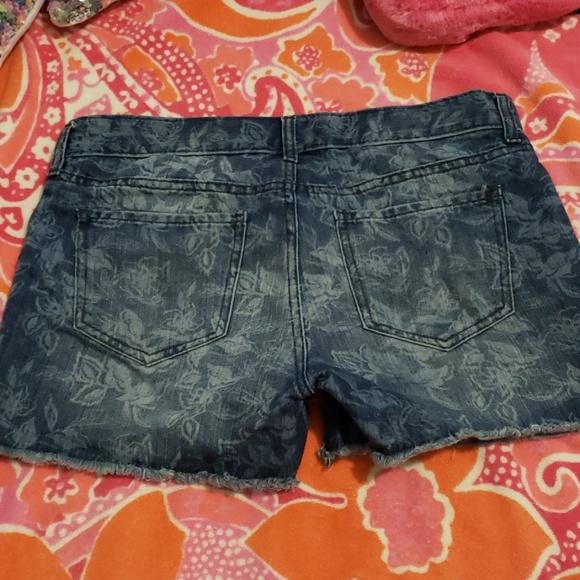 Old navy Jean shorts - Picture 2 of 4